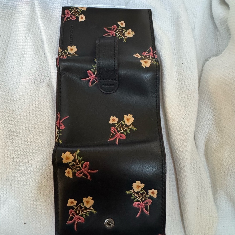 Coach Trifold Leather Wallet with Matching Box with Gold Lettering NWT! - Picture 16 of 16